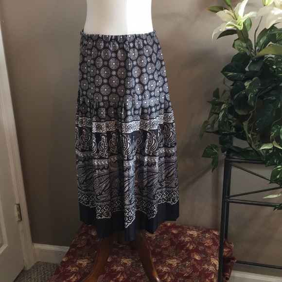 Black and White Printed Skirt - Picture 2 of 5